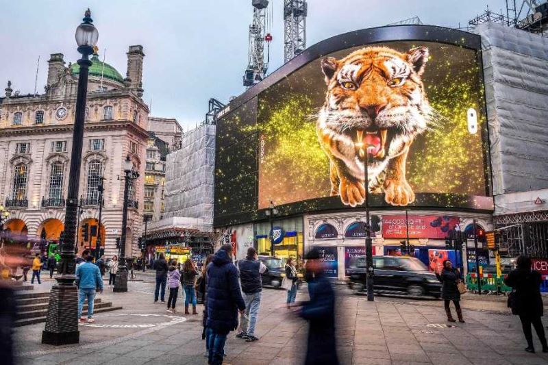 Using anamorphic illusion to create full-motion 3D ads in OOH